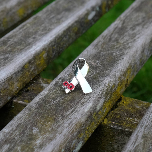 Silver-plated ribbon brooch with red poppy flowers